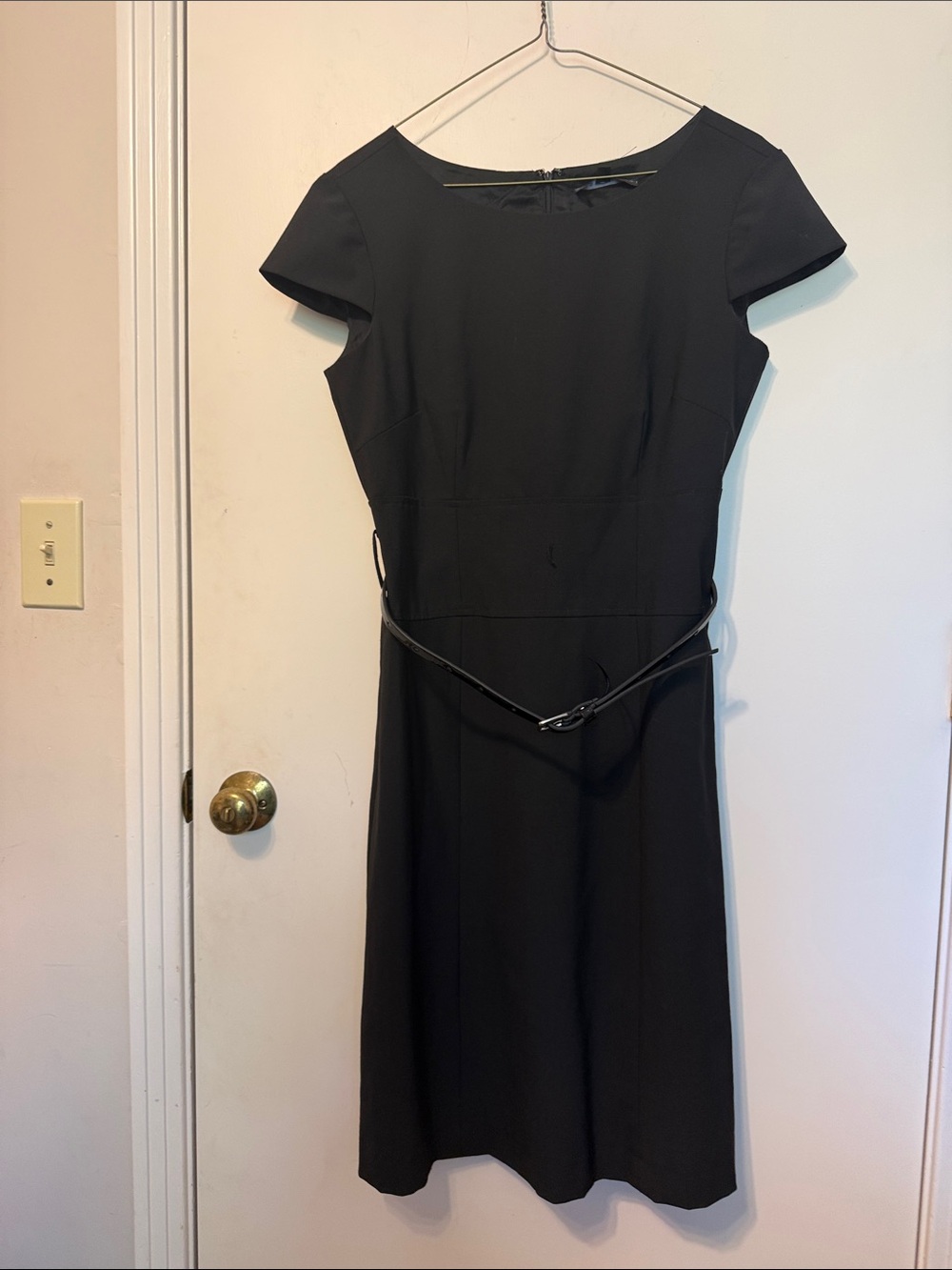 ANTONIO MELANI Black Cap-Sleeve Sheath Mini Dress with Slim Belt